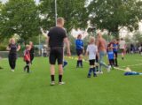 Laatste training S.K.N.W.K. JO7-1 van seizoen 2022-2023 (partijtje tegen de ouders) (18/130)